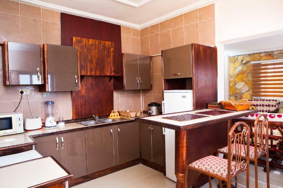 Maxwell Court Apartments Аккра Экстерьер фото